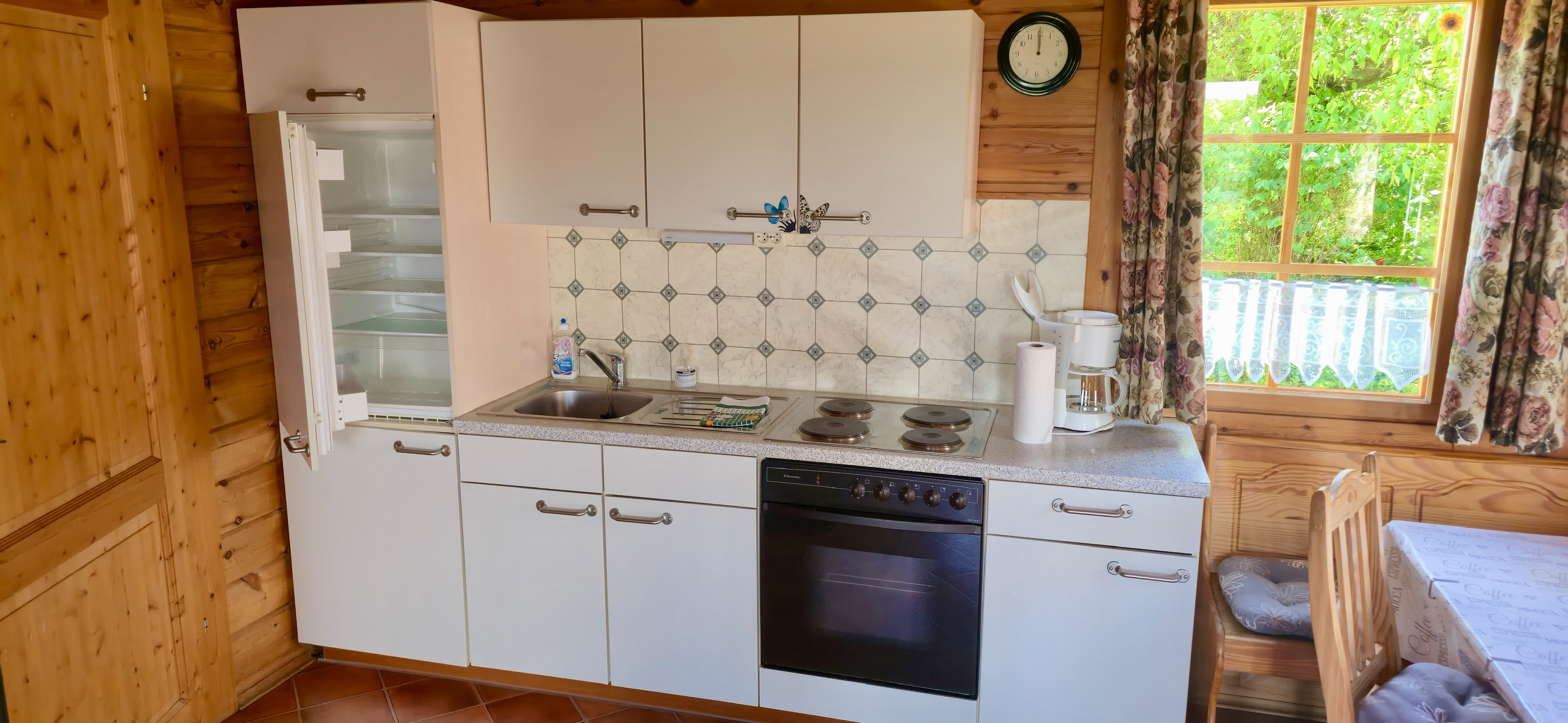 Komplett eingerichtete Küche